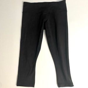 Lululemon under wunder cropped black capris, size 8.
